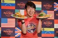 「ハードロックカフェ ワールドバーガーツアー」のプレス向けイベントに出演した、ダチョウ倶楽部・寺門ジモン。