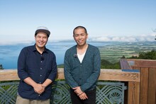 「タカアンドトシの北海道オホーツク縦断　今夜、宿ナシ二人旅」に出演する、タカアンドトシ。(c)UHB