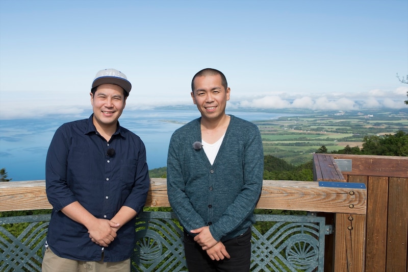 「タカアンドトシの北海道オホーツク縦断　今夜、宿ナシ二人旅」に出演する、タカアンドトシ。(c)UHB