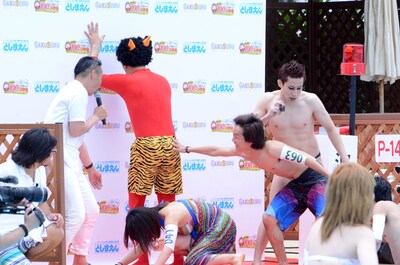 鬼の格好で「だるまさんがころんだ！」と唱えるあべこうじ。