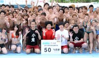 イベント「100人だるまさんがころんだ！」終了後のフォトセッションの様子。