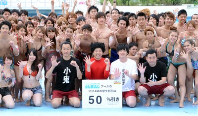 イベント「100人だるまさんがころんだ！」終了後のフォトセッションの様子。