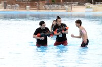 水鉄砲を噴射するグランジ佐藤と五明。