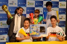 「PS4『FIFA14』でワールドカップごっこ！」に出演する、はんにゃ（前列）と、（後列左から）ストロベビー・ディエゴ、後藤ティファニー、StanSmith。