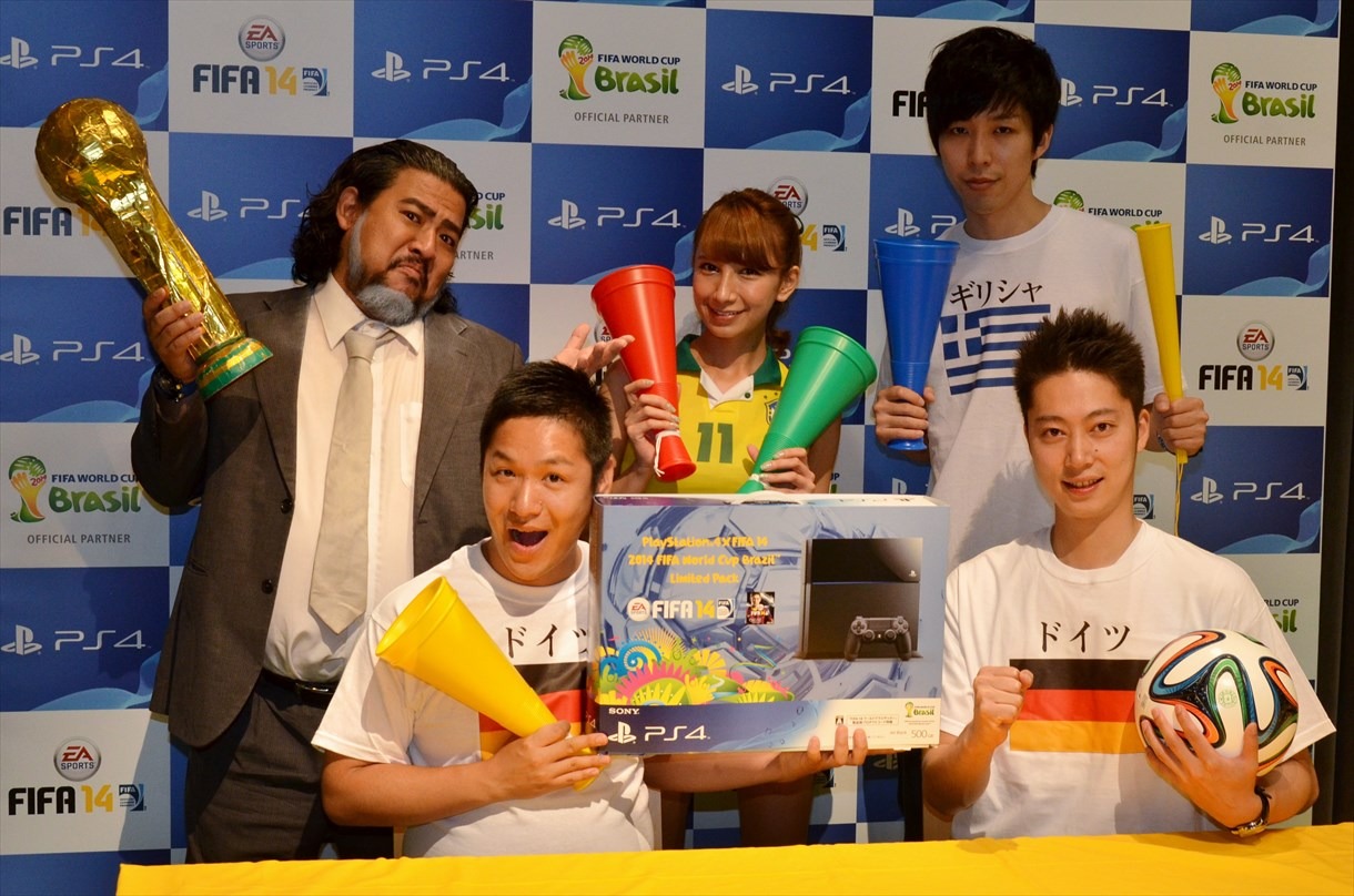 「PS4『FIFA14』でワールドカップごっこ！」に出演する、はんにゃ（前列）と、（後列左から）ストロベビー・ディエゴ、後藤ティファニー、StanSmith。