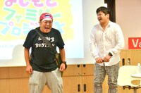 ダイノジ。大地（左）が遅刻して入場した際の様子。