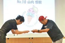 優勝した学生に目録を授与するダイノジ大地（右）。