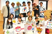 イベントに出演した芸人、学生たち。