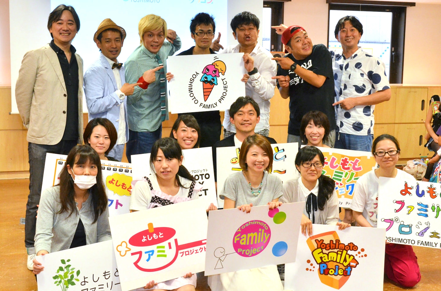 イベントに出演した芸人、学生たち。