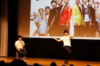 ちゅうえい（左）にそそのかされてギャグを披露する、瀧上（右）。