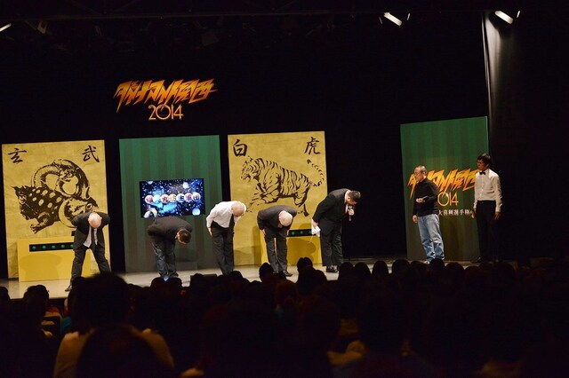 一斉に頭を下げる爆笑丸坊主軍団。