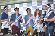 ソフトバンクモバイルの新料金プラン「スマ放題」開始記念イベントに出演した（左から）パンサー尾形、平成ノブシコブシ、ギャル曽根、ダンテ・カーヴァー。