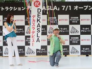 3人がアトラクションを体験している間に観客のムチャぶりでギャグを披露。