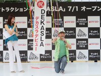 3人がアトラクションを体験している間に観客のムチャぶりでギャグを披露。