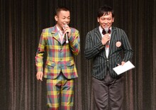 会見のMCを務めたCOWCOW。