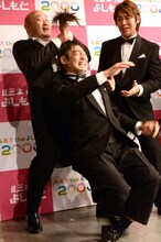 囲み取材で新ネタを試すワールドコメディのくまだまさしとハイキングウォーキング鈴木Q太郎。