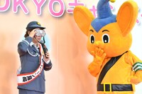 酒に酔った際の疑似体験ができるゴーグルを装着する友近。