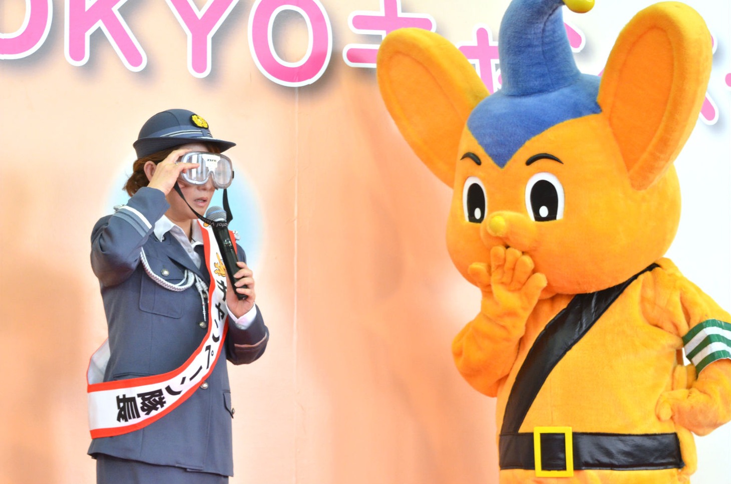 酒に酔った際の疑似体験ができるゴーグルを装着する友近。