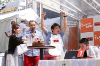 イベント「第2回どんキング グランドチャンピオン決定戦」に出演したTKO（中央）。