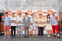 イベントの出演者とTKO（両端）。