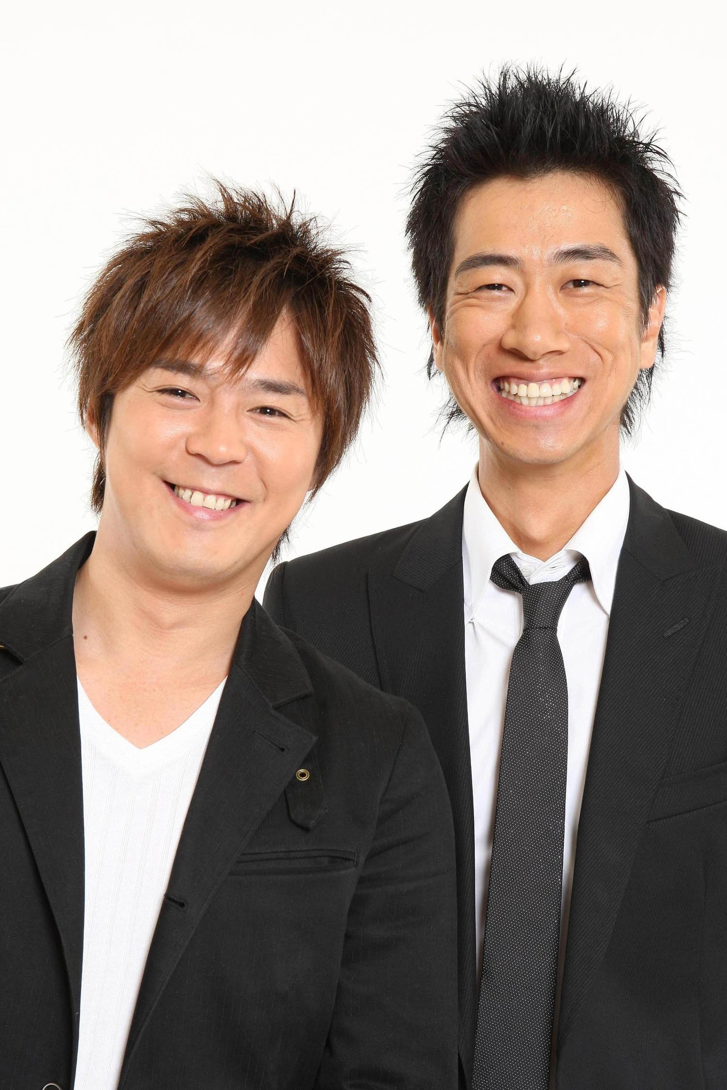 テンダラー。右が結婚を発表した浜本、左が白川。(c)吉本興業