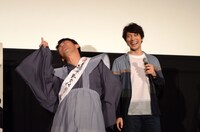 左からますだおかだ岡田、佐々木蔵之介。