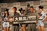 イベントに登場したモト冬樹、清水アキラとグラドル映画宣伝部の面々。