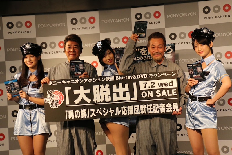 イベントに登場したモト冬樹、清水アキラとグラドル映画宣伝部の面々。