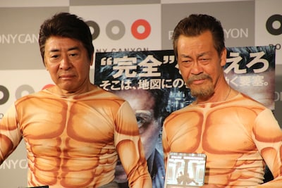 モト冬樹と清水アキラ（左から）。