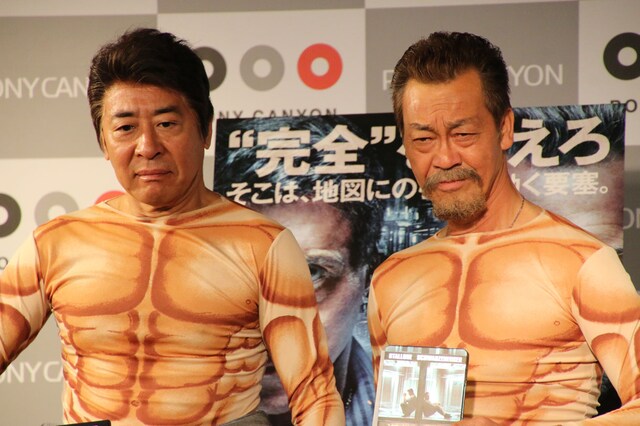 モト冬樹と清水アキラ（左から）。