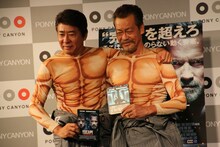 モト冬樹と清水アキラ（左から）。