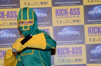 キック・アスのコスチューム姿で登場したピース綾部。