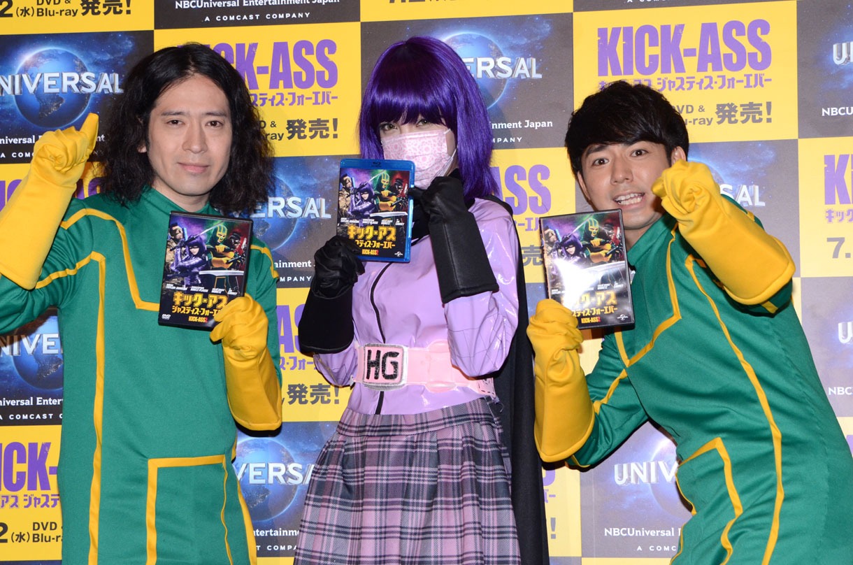 ピースとヒット・ガールに扮したざわちん（中央）。