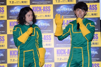 どちらがキック・アスにふさわしいか揉めるピース。