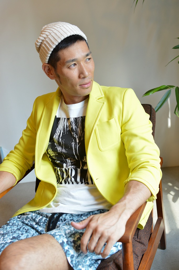 ファッションブランド「Salon de HG」を立ち上げるレイザーラモンHG。ジャケット・パンツ Onitsuka Tiger、Tシャツ The Inoue Brothers、キャップ アメリカンアパレル（すべて本人私物）。