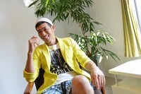 嬉しそうに自身のブランドについて語るHG。