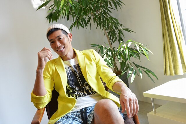 嬉しそうに自身のブランドについて語るHG。