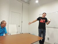 占う内容を歌いながら踊るキック。