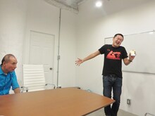 占う内容を歌いながら踊るキック。