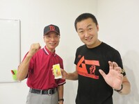 師匠のキック（右）と弟子のさいた・まんぞう（左）。