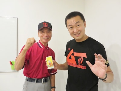 師匠のキック（右）と弟子のさいた・まんぞう（左）。