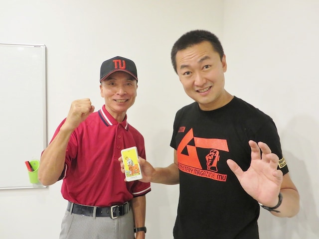 師匠のキック（右）と弟子のさいた・まんぞう（左）。