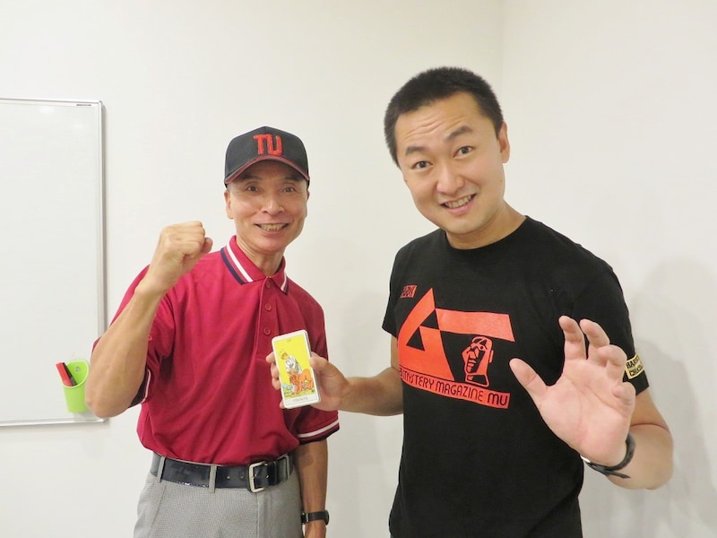 師匠のキック(右)と弟子のさいた・まんぞう(左)。