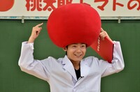 トマトのかぶりものを装着する、ロザン菅。