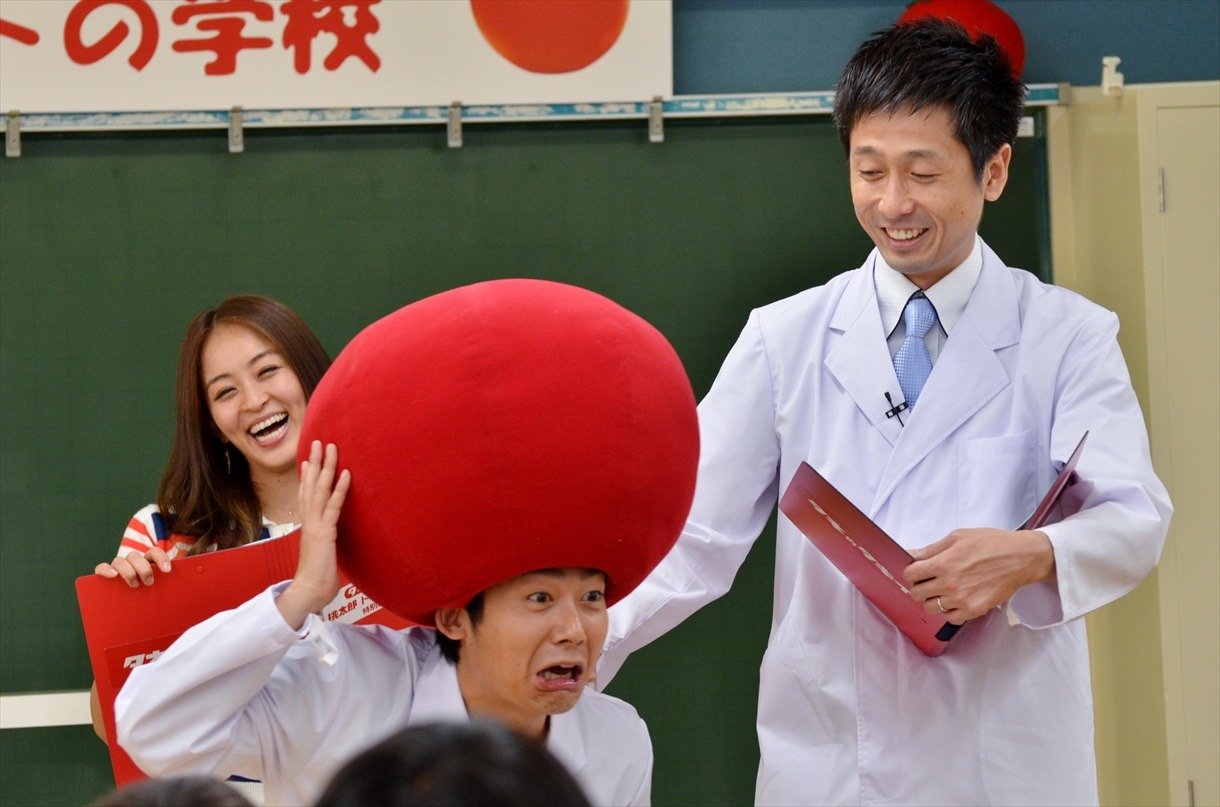 特別授業の最中、子供たちとコミュニケーションを取るロザン菅（中央）。