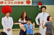 子供たちに夏バテ防止の体操を教える田中理恵（中央）と、ロザン。