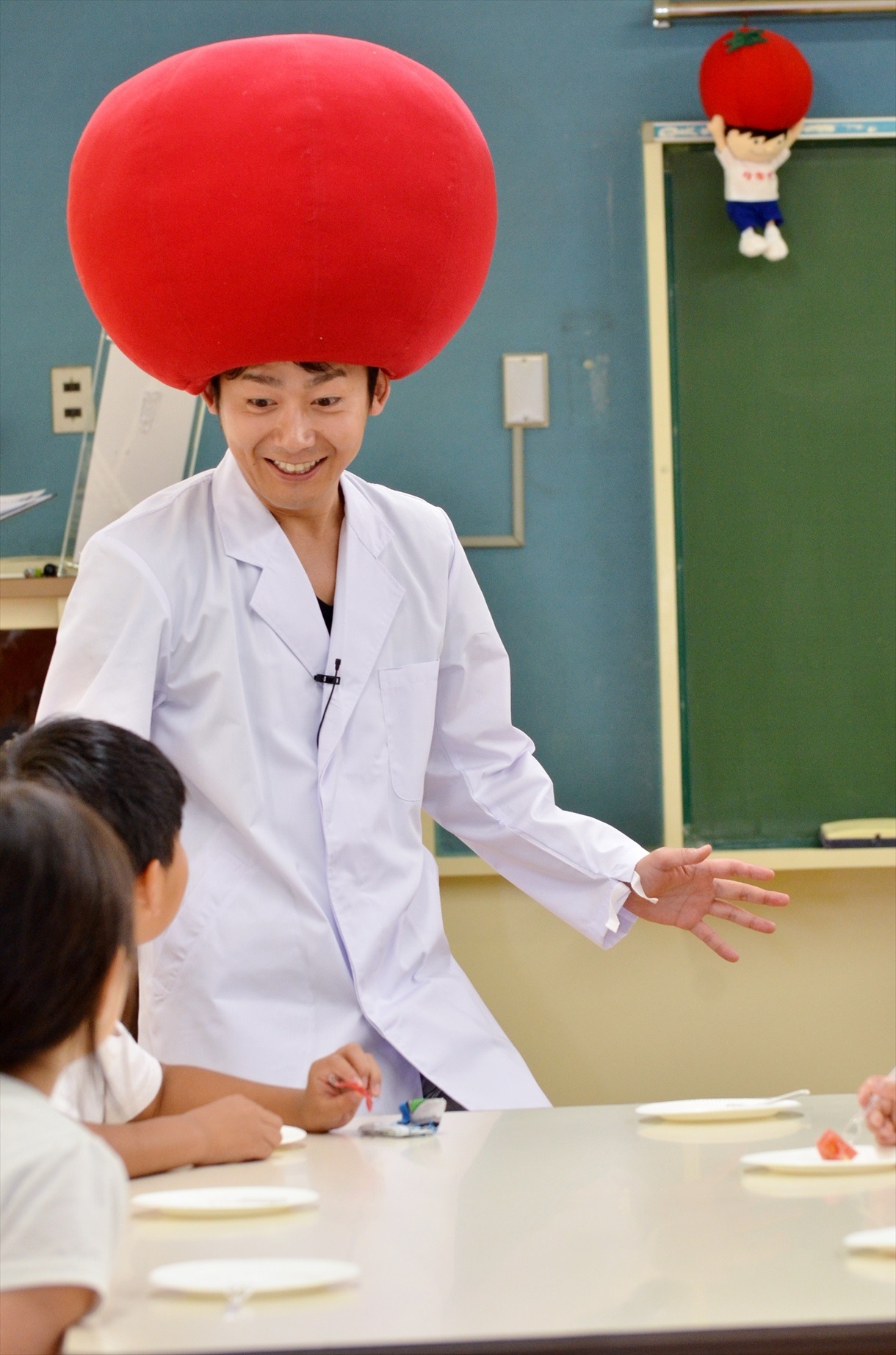 子供たちと話すロザン菅。