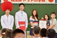 子供たちに「トマトマスター」認定書が授与された場面。