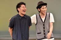 営業ネタを披露する、しずる。