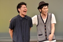 営業ネタを披露する、しずる。